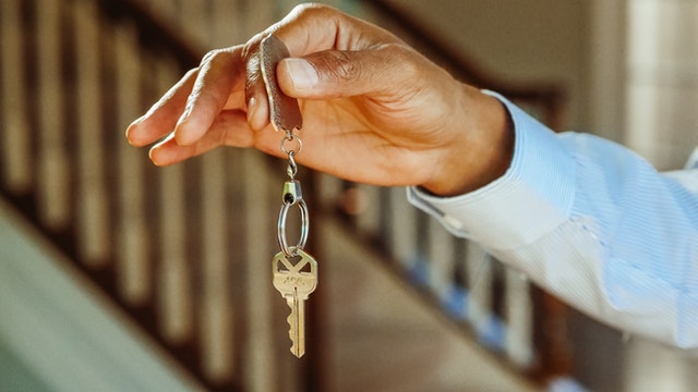 a%20person%20holding%20a%20set%20of%20house%20keys